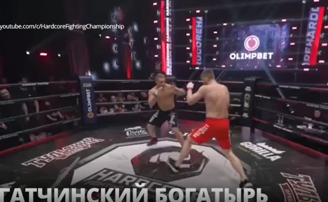 Евгений Михайлов из Гатчины празднует победу в бою
профессиональной лиги кулачных боев