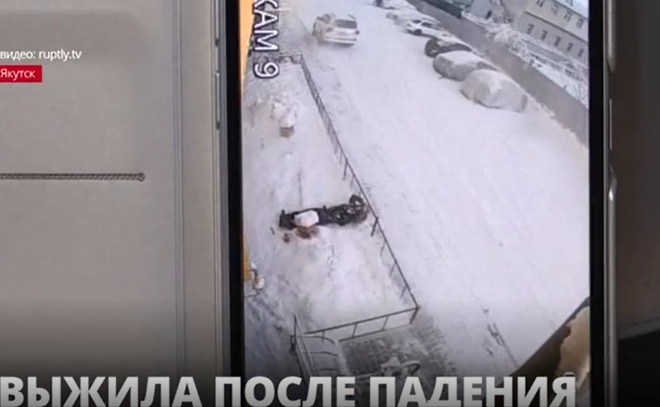 В Якутске 31-летняя женщина
выпала из окна 8 этажа, а потом поднялась к себе в
квартиру и вызвала скорую