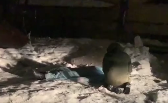 Упавшая с крыши глыба льда убила 29-летнего дворника в Петербурге
