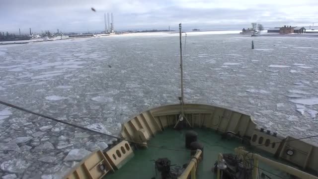 Видео: в акватории Финского залива провели околку льда для прохождения боевых и гражданских кораблей