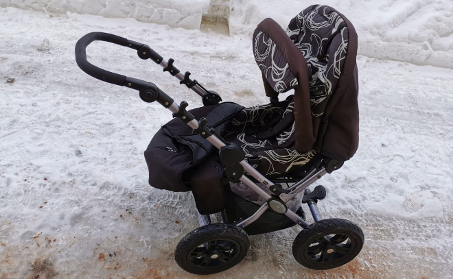 Следователи возбудили уголовное дело после падения глыбы льда на детскую коляску в Луге