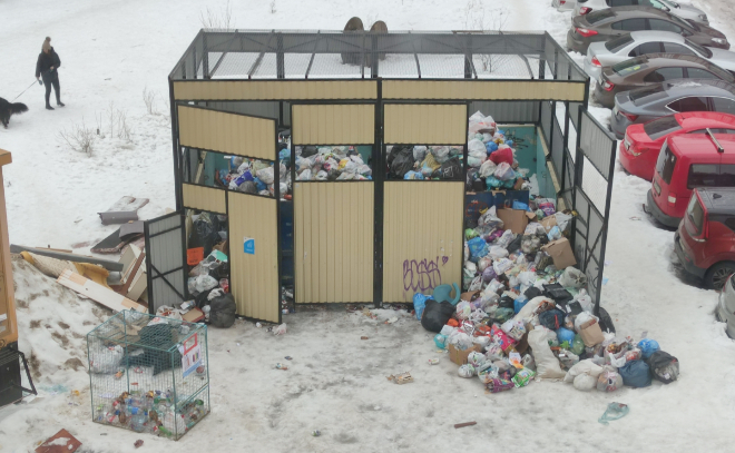 В Кудрово кучи невывезенных отходов трамбуют с помощью мусоровоза