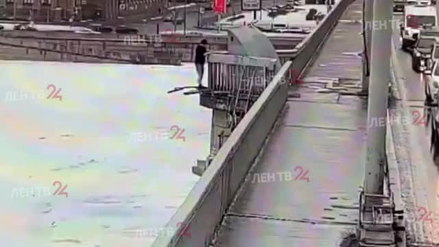 Видеокамеры засняли падение мужчины с моста Александра Невского