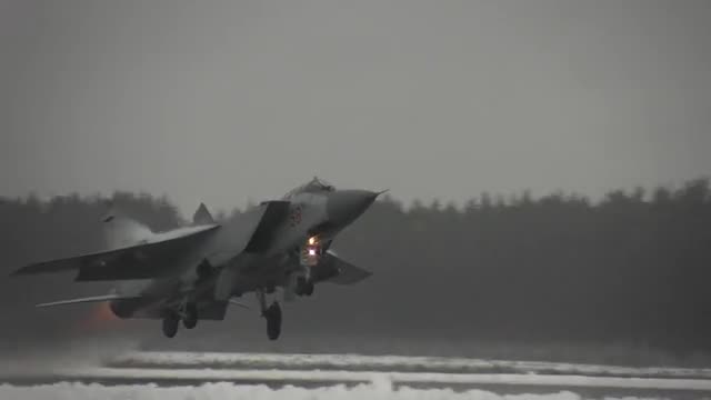 Истребители-перехватчики МиГ-31 ЗВО в небе над Ленобластью принудили «нарушителя» к посадке