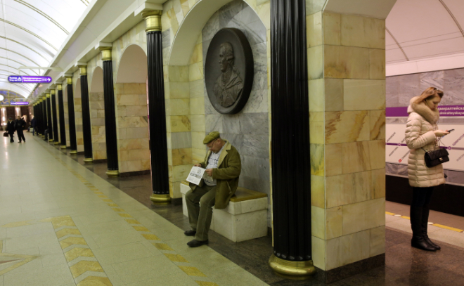 Пассажиров петербургского метро могут начать штрафовать за «политические мероприятия» и появление в «зловонной одежде»