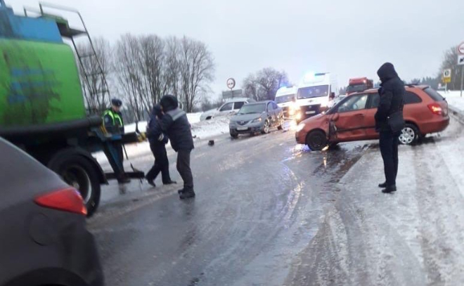 На трассе «Волосово-Ополье» в Ленобласти столкнулись 5 легковушек и бензовоз