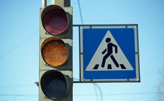 В Петербурге иномарка насмерть задавила пенсионерку, перебегавшую дорогу на красный сигнал светофора
