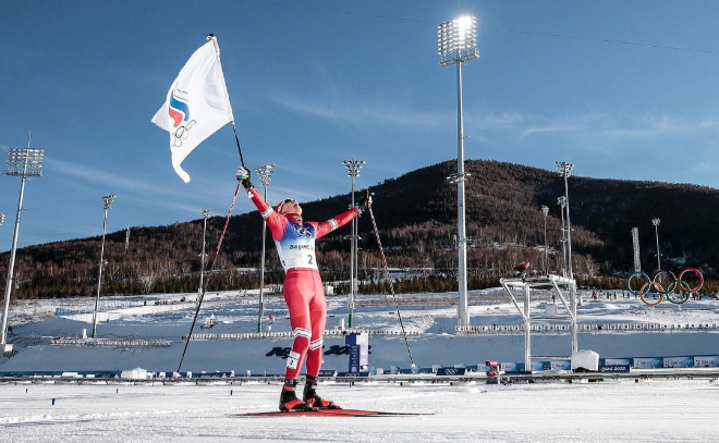 Лыжник Александр Большунов завоевал золото в масс-старте на Олимпийских играх