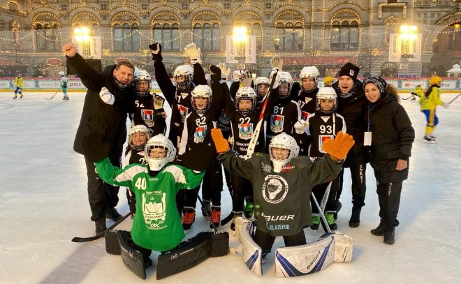 Юные хоккеистки из Всеволожска завоевали серебро на Всероссийском турнире по хоккею с мячом