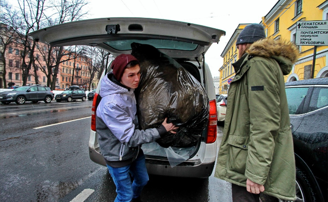 Фоторепортаж ЛенТВ24: петербуржцы несут гуманитарную помощь для беженцев из Донбасса