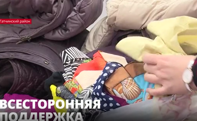 Жители Гатчины собирают гуманитарную
помощь для беженцев Донбасса со слезами на глазах