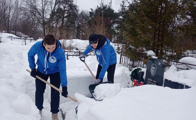 В Ленобласти ко Дню защитника Отечества волонтеры очистили от снега воинские мемориалы