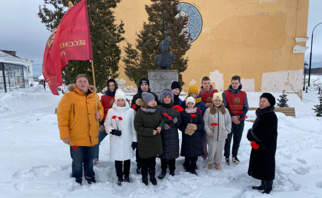 Ученики и преподаватели детской школы искусств возложили цветы к бюсту Суворова в Новой Ладоге