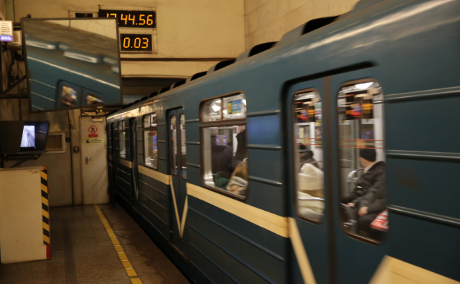Пассажиру стало плохо и он упал на рельсы в петербургском метро