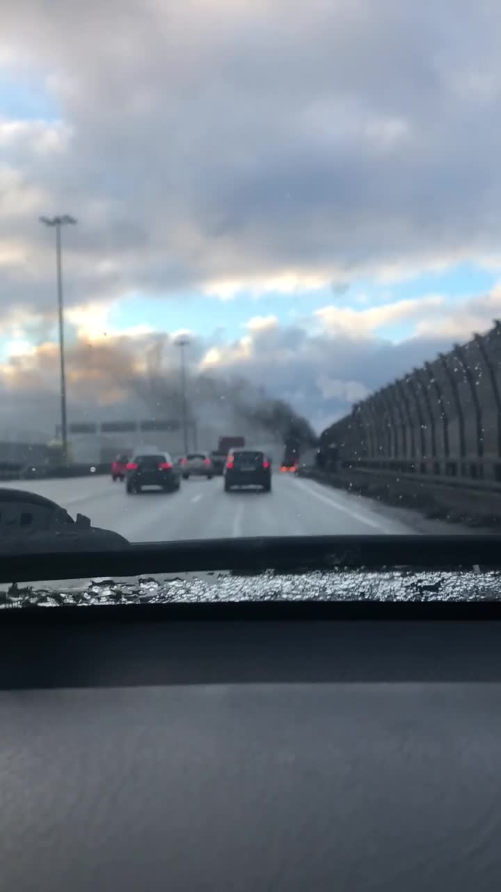 Перед съездом в Токсово загорелся автомобиль