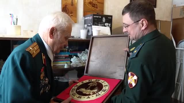 В Петербурге росгвардейцы поздравили ветерана Великой Отечественной войны с юбилеем