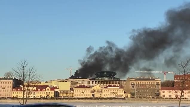 Видео: возле «Невской ратуши» в Петербурге полыхало строящееся здание