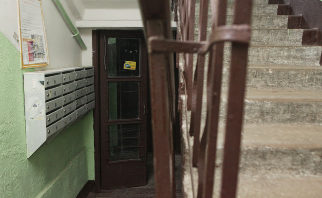 После вмешательства прокуратуры УК многоквартирного дома в Кингисеппе произвела ремонт имущества