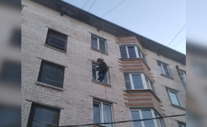 В Никольском спасатели через окно проникли в квартиру, где оказался заперт ребенок