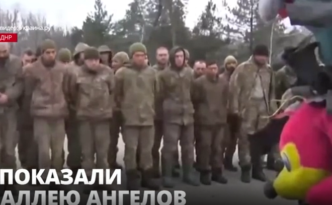 Пленным украинским военнослужащим, которые отказались воевать в
Донбассе и добровольно сложили оружие, показали Аллею ангелов