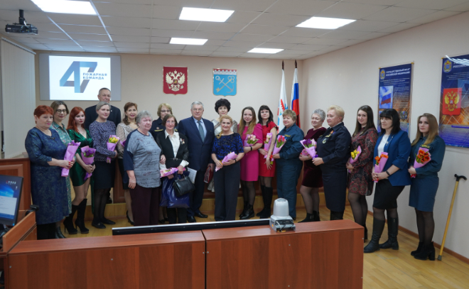 В преддверии 8 Марта отличившихся женщин-работников пожарной охраны наградили в Леноблпожспасе