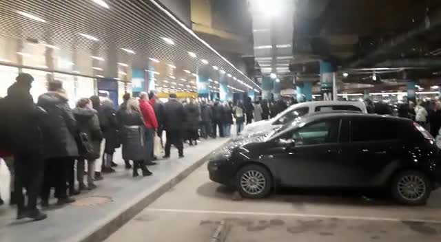 В магазинах ИКЕА в Петербурге за день до закрытия образовались гигантские очереди