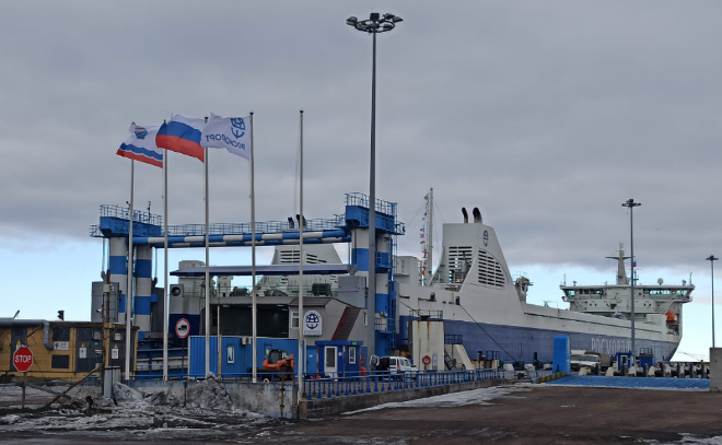 В порту Усть-Луга подняли флаг на первом в России двухтопливном пароме