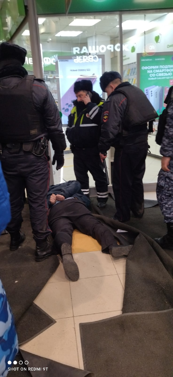 В ТЦ Петербурга мужчина выстрелил из пистолета во время скандала с тиктокерами