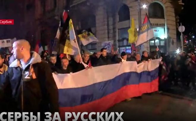 Десятки тысяч жителей сербского Белграда вышли на улицы в
поддержку российских военнослужащих