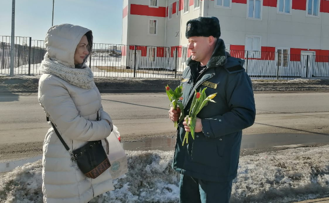 В Новогорелово пожарные приняли участие в акции «Дарите женщинам цветы»