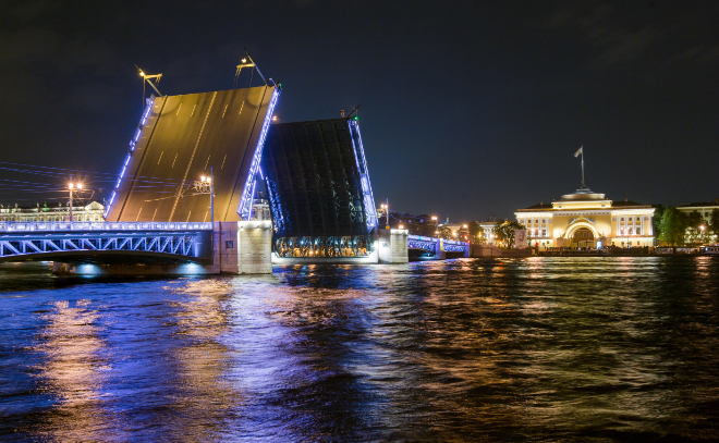 Дворцовый мост украсит праздничная подсветка в честь Международного Женского дня
