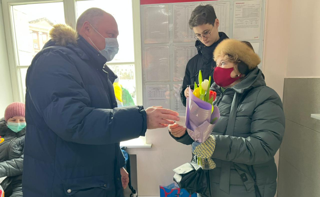 На Выборгском вокзале пассажирок поздравили с Международным женским днем
