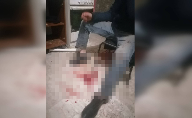 В парадной жилого дома в Мурино напали на мужчину