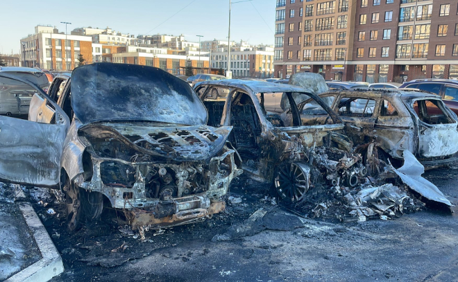 На платной парковке в Новоселье сгорели 9 автомобилей
