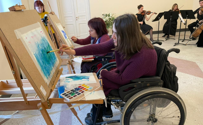 «Рисуем под музыку»: в Капелле люди с ограниченным возможностями пишут картины