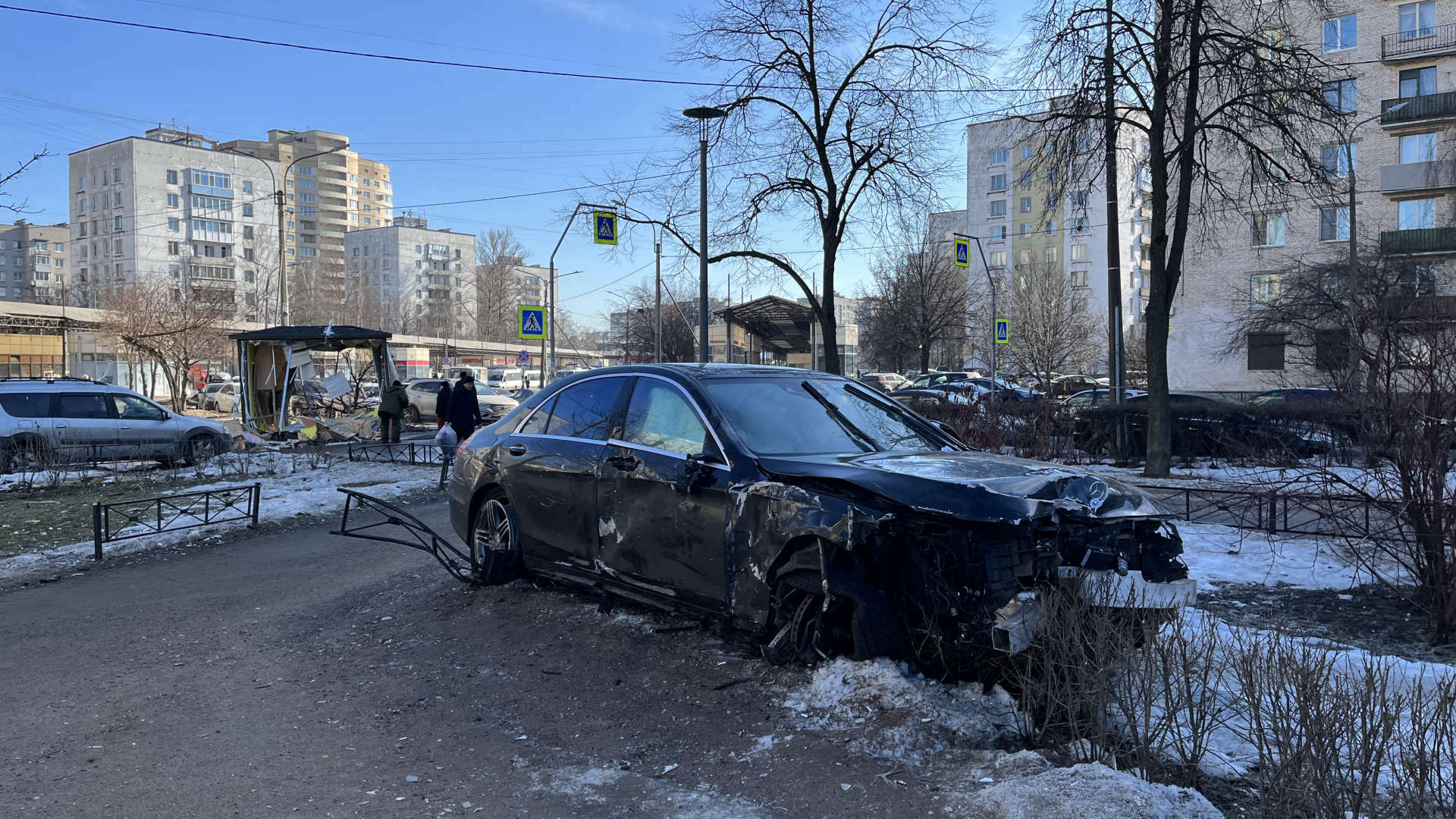 В Петербурге пьяный водитель протаранил ларек, пролетев сквозь него на огромной скорости