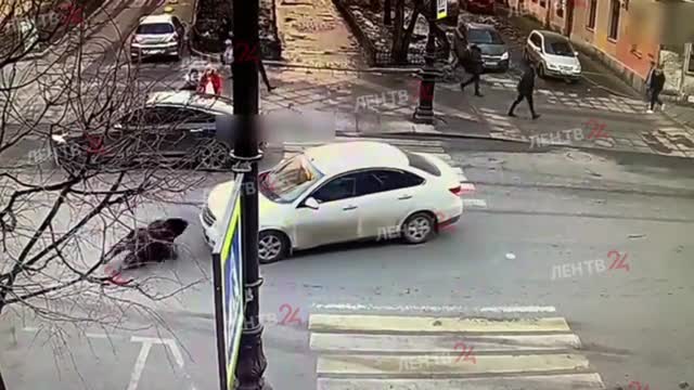 В Петербурге водитель сбил на «зебре» женщину и уехал