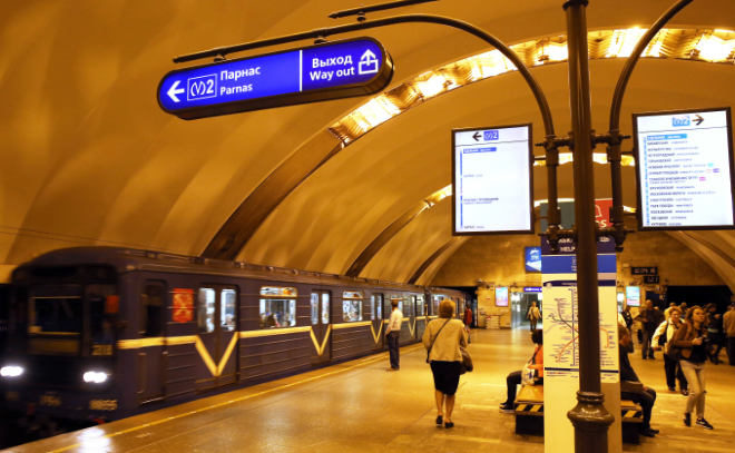 Человек упал на рельсы на синей ветке петербургского метро
