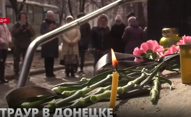 В Донецке несут цветы к
мемориалу, который появился на месте гибели мирных граждан после
ракетного обстрела