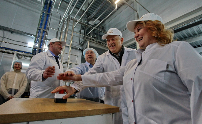 Фоторепортаж: Александр Дрозденко осмотрел новое молочное производство в Волосовском районе
