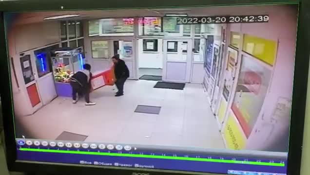 Во Всеволожске двое пьяных мужчин похитили из магазина платежный терминал и были пойманы с ним через 10 минут