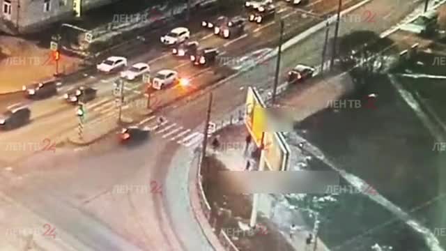 Видео: пьяный водитель на высокой скорости сбил 12-летнюю девочку на пешеходном переходе