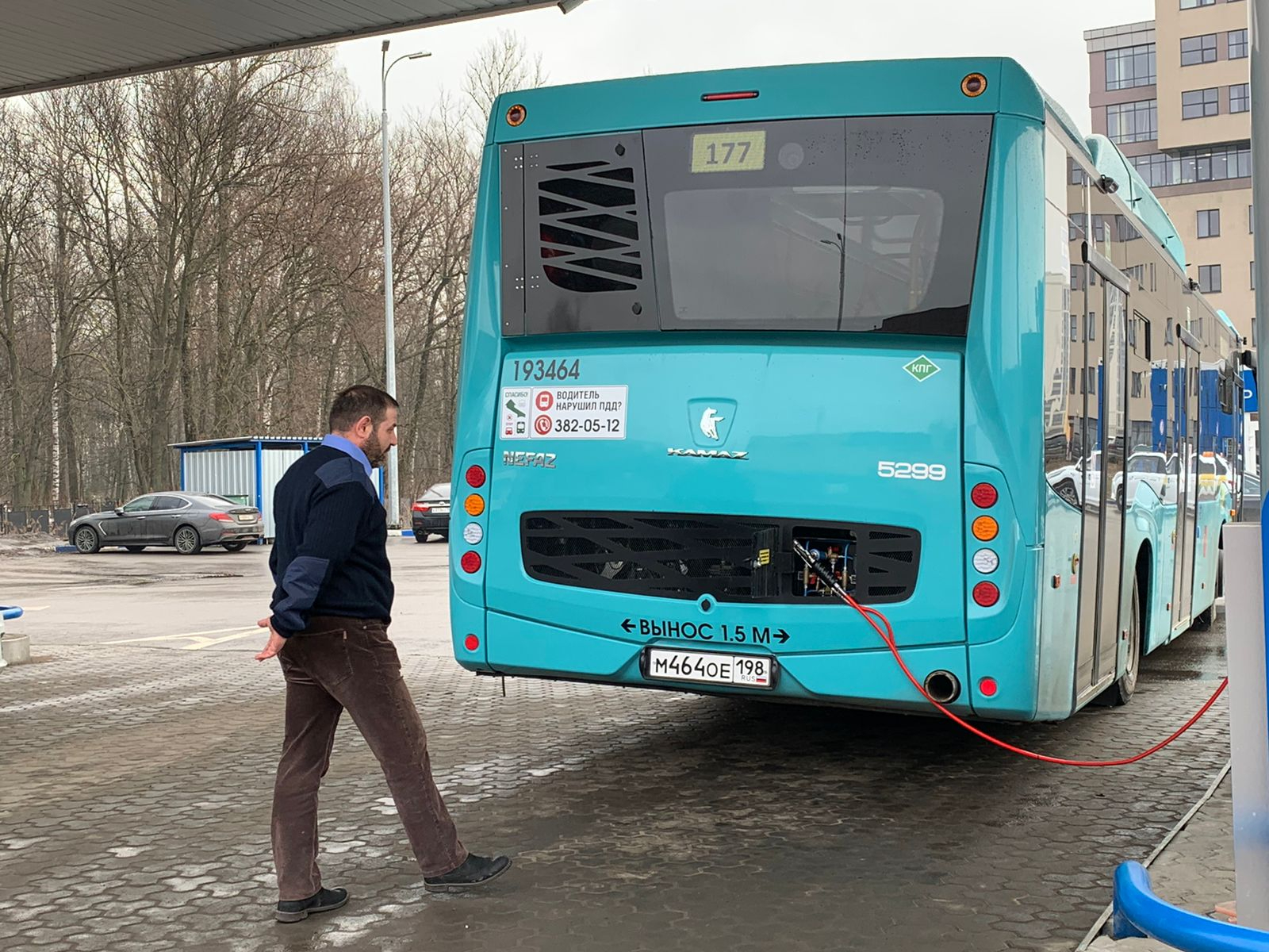 В Петербурге продемонстрировали заправку автобусов на газомоторном топливе