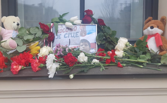 К консульству Сербии в Петербурге местные жители приносят цветы в память о погибших при бомбардировках Югославии