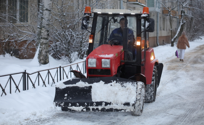 На дорогах Ленобласти со снегом борются 400 единиц техники