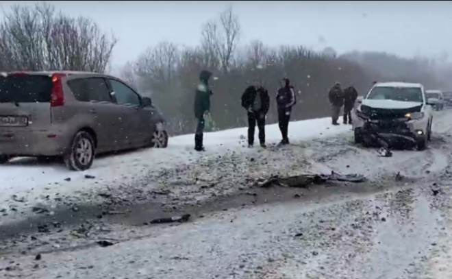 На заснеженной трассе в Волховском районе произошла авария с участием трех машин