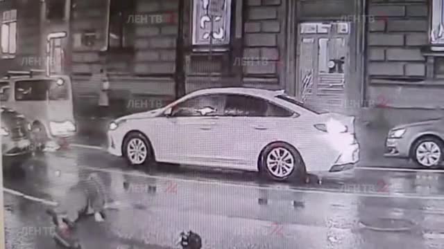 В Петербурге автомобиль сбил перебегающего в неположенном месте пешехода