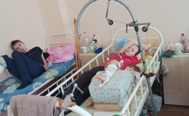 В Донецком центре травматологии и ортопедии врачи спасают раненых в ходе боёв детей