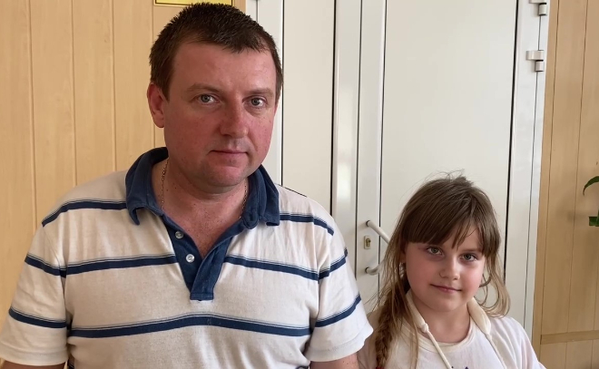 Семья, потерявшая дом в результате взрыва в Мариуполе, ищет своих родственников из России