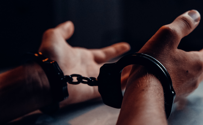 Полиция задержала трех мужчин, вступивших в сексуальную связь с девочками 13 и 14 лет в поселке Поляны